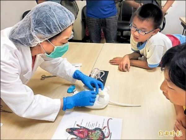 國衛院「鼠魚」夏令營 播科學種籽