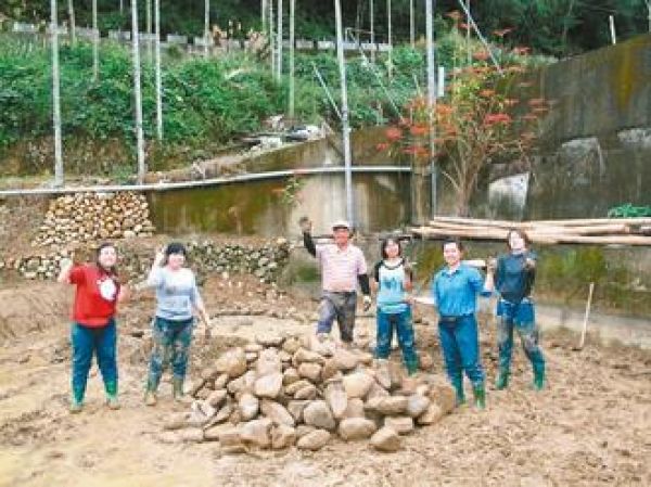 復育「台灣白魚」 女大生建生態池